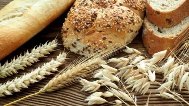 Eski ahşap masa üzerinde pişmiş mal ürün yelpazesine. Fırın ürünleri taze. 4 k çözünürlük.