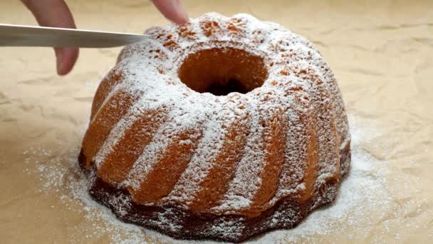 Skivning Kakan Traditionella Hemlagade Marble Tårta Skivad Marmor Bundt Cake — Stockvideo