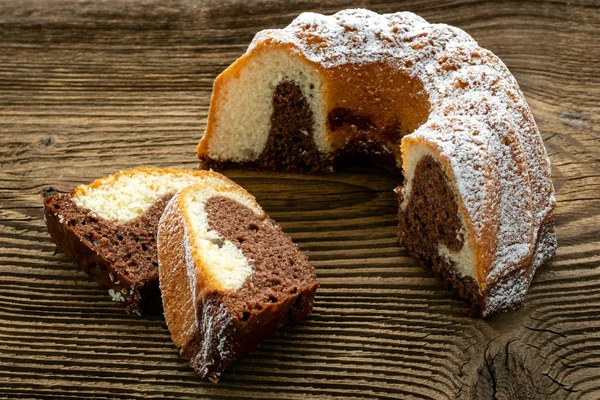 Bolo Mármore Caseiro Tradicional Bolo Pacote Mármore Fatiado Mesa Madeira — Fotografia de Stock