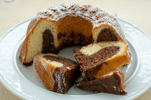 Traditionele Zelfgemaakte Marmeren Cake Marmeren Bundt Cake Gesneden Witte Plaat — Stockfoto