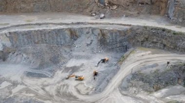 Granit ocağı madencilik. Çalışma madencilik makine - kazıcı. Madencilik sektörü.