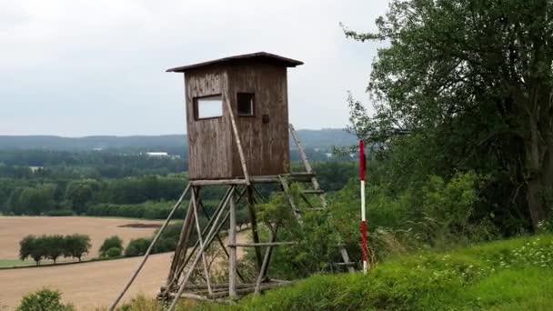 Trä Utsiktstorn För Jakt Fält Och Skog Tjeckien Landsbygdens Landskap — Stockvideo