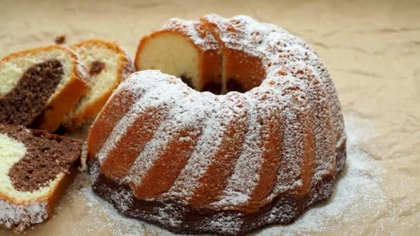 Traditionella Hemlagade Marble Tårta Skivad Marmor Bundt Cake Papper — Stockvideo