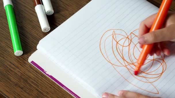 Enfant Dessine Image Sur Papier Résolution — Video