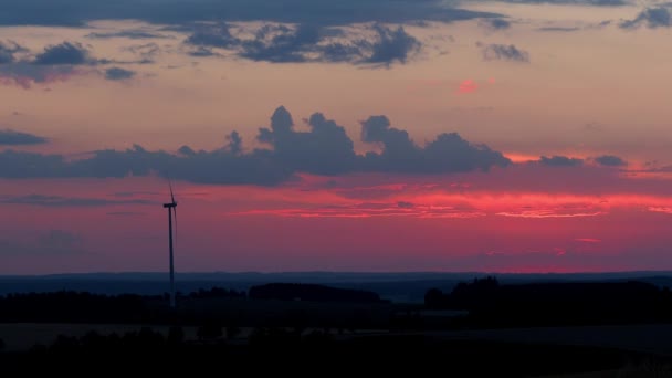 Sonnenuntergang Himmel Wolken Und Windkraftanlage — Stockvideo
