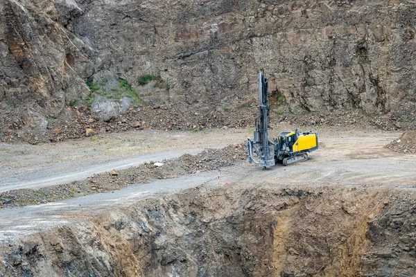 露天采矿用采煤机开采采石场 在花岗岩采石场开采 采矿业 — 图库照片