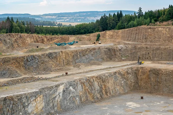 Tagebau Mit Vielen Maschinen Bergbau Granitbruch Arbeitsmaschine Bergbau Bagger Bohrmaschine — Stockfoto