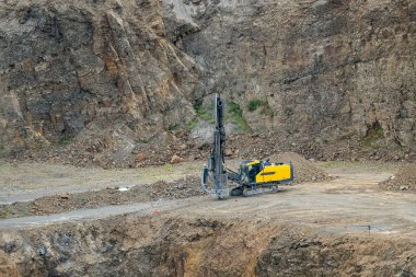 Açık döküm madencilik taş ocağı maden sondaj makinesi ile. Granit ocağı madencilik. Madencilik sektörü.