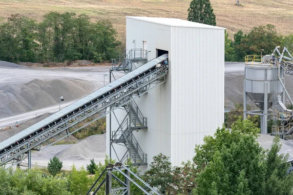 大きなサイロ ベルト コンベヤー 採石場での鉱山機械 建設のための石の採石に動作します 石切り場で採鉱産業 — ストック写真