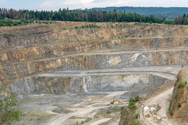 露天掘り鉱山機械の採石場 建設のための石の採石に動作します 石切り場で採鉱産業 — ストック写真