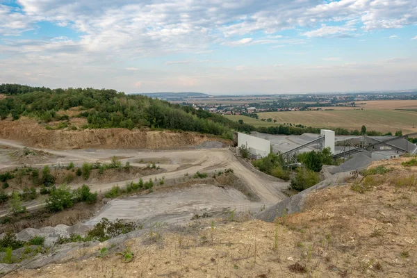 Granit ocağı madencilik. Bantlı Konveyörler ve bir taş ocağı madencilik ekipmanları