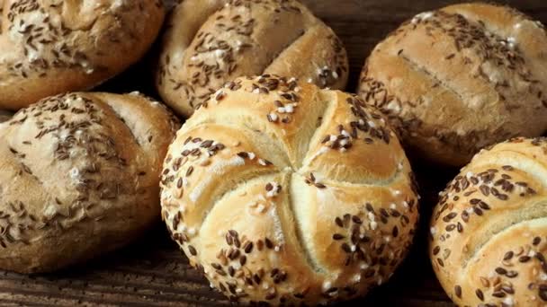 Rustik Ahşap Arka Plan Üzerinde Farklı Ekmek Ekmek Fırın Yelpazesine — Stok video