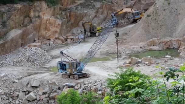 Mining Granite Quarry Working Mining Machine Old Crane Digger Mining — Stock Video