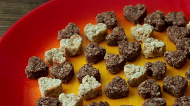 Plaat Met Hartvormige Cookies Houten Tafel — Stockvideo