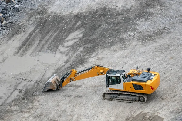 在花岗岩采石场开采 作业采煤机挖掘机 采矿业 — 图库照片