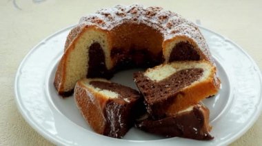 Geleneksel ev yapımı mermer kek. Mermer kek beyaz tabağa dilimlenmiş