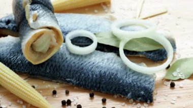 Tuzlu su Marine edilmiş balık, soğuk meze. Ahşap kesme tahtası üzerinde Marine ringa balığı filetosu