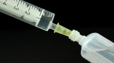 İğne ve plastik şişe Plastik tıbbi şırınga. Tıbbi enjeksiyon kavramı. Tıbbi malzeme. 4 k çözünürlük.