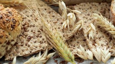 Kağıt üzerinde pişmiş mal ürün yelpazesine. Fırın ürünleri taze. Yukarıdan görüntülemek.