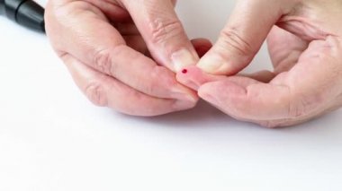Kanda şeker test için kan örneği alarak eller.