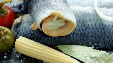 Soğuk meze. Marine ringa balığı filetosu. Yukarıdan görüntüleyin. Marine Deniz balığı. 4 k çözünürlük.