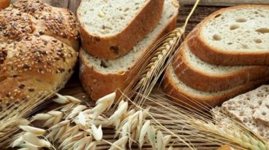 Eski ahşap masa üzerinde pişmiş mal ürün yelpazesine. Taze ekmek yapım ürünleri.