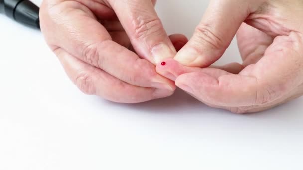 Mãos Femininas Recolhendo Amostra Sangue Para Testes Açúcar Sangue — Vídeo de Stock