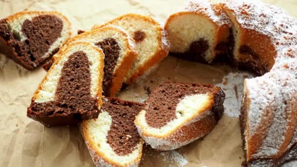 Traditionella Hemlagade Marble Tårta Skivad Marmor Bundt Cake Papper — Stockvideo