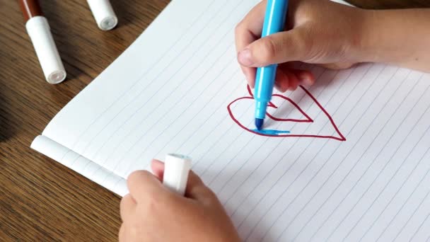 Niño Pinta Corazón Rojo Sobre Papel Pintura Infantil — Vídeos de Stock