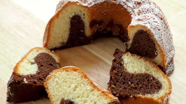 Traditionele Zelfgemaakte Marmeren Cake Marmeren Bundt Cake Gesneden Houten Tafel — Stockvideo