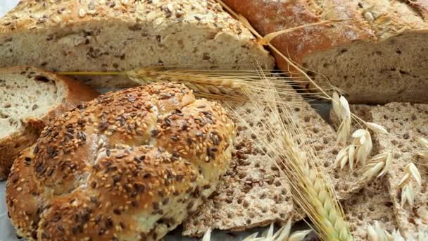 Eski Ahşap Masa Üzerinde Pişmiş Mal Ürün Yelpazesine Taze Ekmek — Stok video