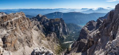 Brenta 'daki ünlü Dolomitlerin panoramik manzarası. Trentino, İtalya