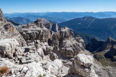 Brenta 'daki ünlü Dolomitlerin panoramik manzarası. Trentino, İtalya