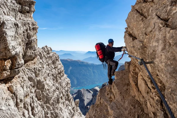 Mannelijke Bergbeklimmer Een Ferrata Een Adembenemend Landschap Van Dolomieten Italië — Stockfoto