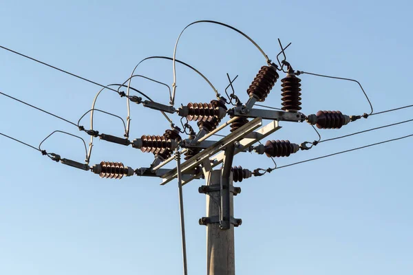 Электрическая Колонна Провода Высокого Напряжения Голубом Фоне Неба — стоковое фото