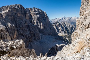 Brenta 'daki ünlü Dolomitlerin panoramik manzarası. Trentino, İtalya