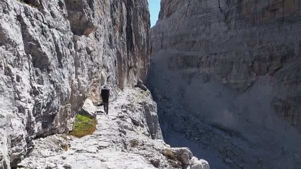 Αρσενικό Ορειβάτη Βουνά Δολομίτες Στην Ιταλία Ταξίδια Περιπέτειας Έννοια — Αρχείο Βίντεο