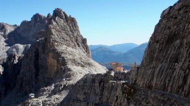 Dolomite Alplerindeki dağ zirveleri. İtalya 'nın güzel doğası. Chalet Pedrotti.