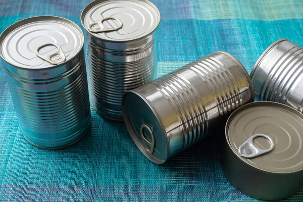 Blikken Met Eten Geconserveerd Voedsel Sluiting Van Een Groep Aluminium — Stockfoto