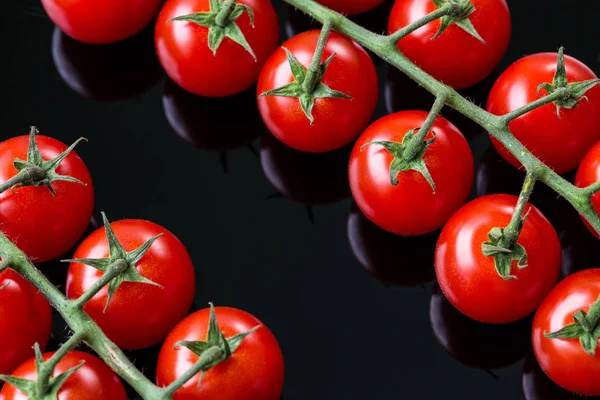 Färska Körsbärstomater Svart Bakgrund Ett Gäng Färska Körsbärstomater Svart Bakgrund — Stockfoto