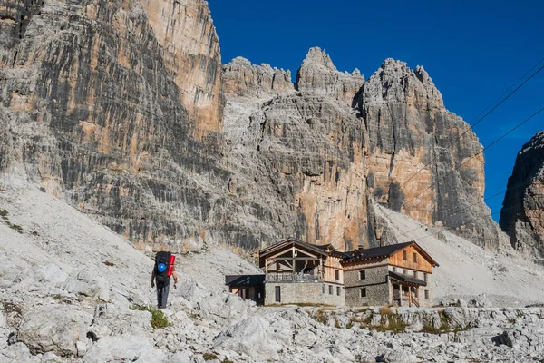 ハイキングと観光は 夏の日の山ハイキングのバックパックします 男旅行者は美しい山の風景の中のハイキングします 登山者と山小屋ドロミテ アルプス イタリアのアンジェロ Alimonta — ストック写真