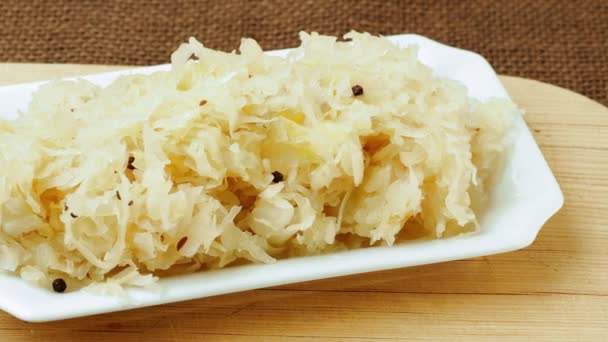 Frisches Gesundes Sauerkraut Auf Weißem Teller — Stockvideo