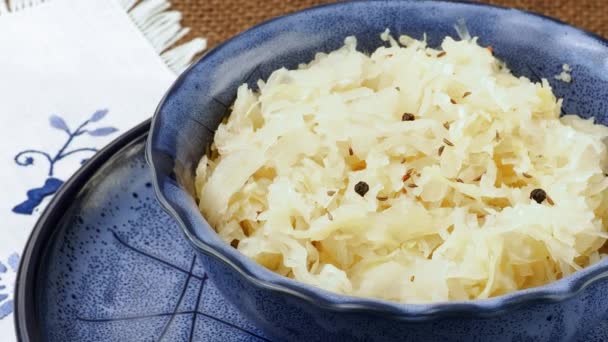 Sauerkraut in a blue bowl. Fresh healthy sauerkraut. — Stock Footage Sauerkraut Blue Bowl Fresh Healthy Sauerkraut Video Clip