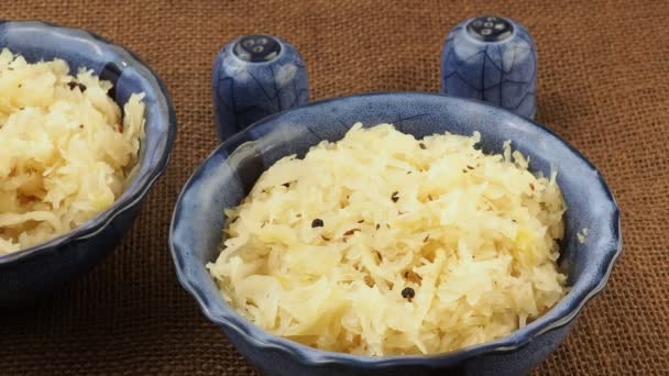 Sauerkraut in a blue bowl. Fresh healthy sauerkraut. — Stock Footage Sauerkraut Blue Bowl Fresh Healthy Sauerkraut Video Clip