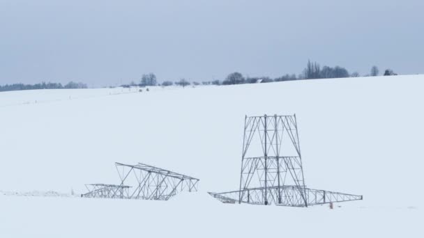 Κατασκευή Πυλώνων Υψηλής Τάσης Χειμώνα Συναρμολογούνται Ισχύς Μετάδοσης Γραμμή Υποστηρίζει — Αρχείο Βίντεο