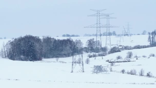 Construcción Torres Alta Tensión Invierno Soportes Línea Transmisión Potencia Montados — Vídeos de Stock