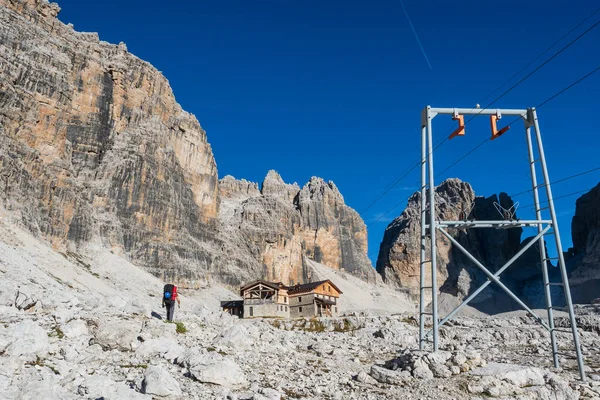 ハイキングと観光は 夏の日の山ハイキングのバックパックします 男旅行者は美しい山の風景の中のハイキングします 登山者と山小屋ドロミテ アルプス イタリアのアンジェロ Alimonta — ストック写真