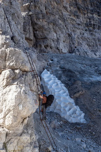 Hombre montañista en una Via Ferrata en un paisaje impresionante —  Fotos de Stock