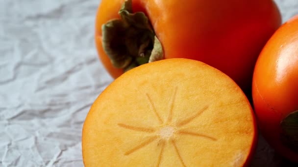 Hela Och Halva Färsk Mogen Sharonfrukt Japansk Persimon Diospyros Kaki — Stockvideo