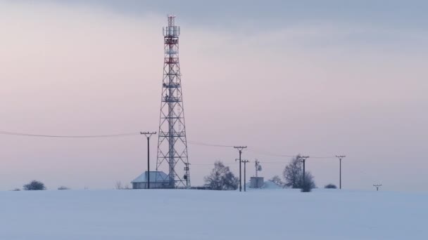 Sändningstorn Vintern Telekommunikationstorn Med Mobilantenn Och Parabolantenn — Stockvideo